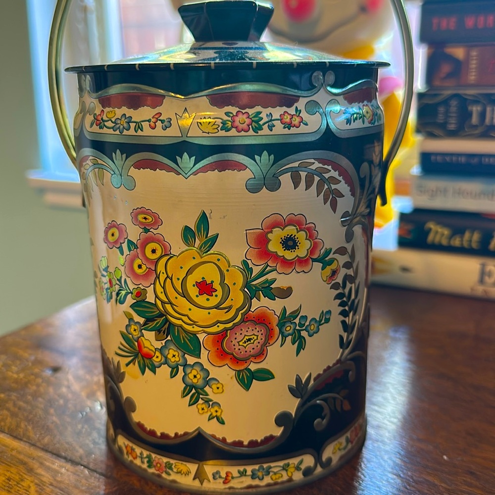 Vintage Murray Allen Regal Crown Decorative Tin